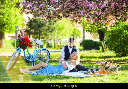 La vie ensemble. camping. Couple heureux amoureux. Femme et homme allongé dans le parc et en train de profiter de la journée ensemble. Pique-nique de la saint-valentin. Pique-nique romantique dans le parc Banque D'Images