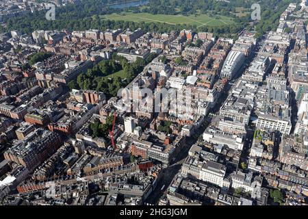 Vue aérienne vers l'ouest sur Oxford Street (à propos de la station de métro de Bond Street) en direction de Marble Arch et Hyde Park, Londres W1 Banque D'Images