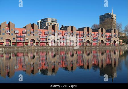 Logement du côté nord du bassin de Shadwell, Wapping, Londres.Conçu dans le style Post Modern par les architectes MJP. Banque D'Images