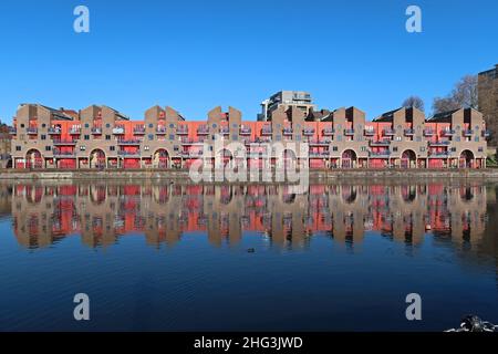 Logement du côté nord du bassin de Shadwell, Wapping, Londres.Conçu dans le style Post Modern par les architectes MJP. Banque D'Images