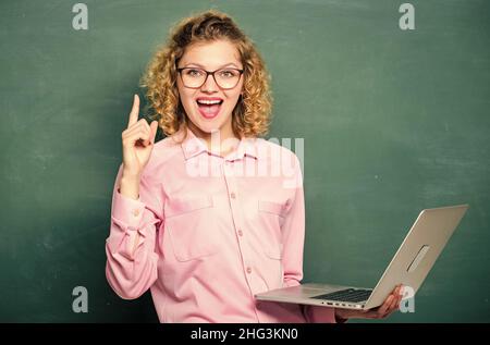 École en ligne.Étudier en ligne.Arrière-plan du tableau noir du carnet du professeur.Femme surfant sur Internet.Technologie numérique.Profession moderne.ÉTUDIANT STEM Banque D'Images