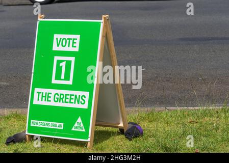 Une affiche-sandwich politique placée sur une piste par le parti des Verts de Nouvelle-Galles du Sud pour avoir voté aux élections du Conseil local en novembre 2021 Banque D'Images