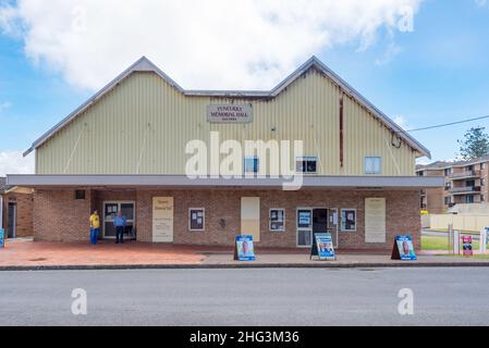 Le Tuncurry Memorial Hall, construit en 1921 à la mémoire de ceux qui se sont battus en WW1, est entouré d'affiches politiques pour voter aux élections locales Banque D'Images