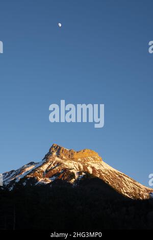 Coucher de soleil au château d'Acher dans la forêt d'Oza, Parc naturel des vallées de l'Ouest, Huesca. Banque D'Images