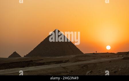 Coucher de soleil stupéfiant derrière les grandes Pyramides de Gizeh, Égypte Banque D'Images