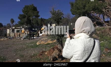 Jérusalem, Israël.17th janvier 2022.Une femme palestinienne prend la photo d'une pelle rétro démolissant une structure à l'enceinte de la maison familiale d'un palestinien, Salhiya, qui est exigé être libéré dans le quartier de Sheikh Jarrah le 17 janvier 2021 à Jérusalem, Israël.La famille de Salhiya fait face à une menace d'expulsion depuis 2017, lorsque le terrain où se trouve sa maison a été alloué à la construction d'une école.Le quartier palestinien de Sheikh Jarrah est actuellement au centre d'un certain nombre de conflits de propriété entre Palestiniens et Israéliens juifs de droite.Certaines maisons étaient occupées Banque D'Images