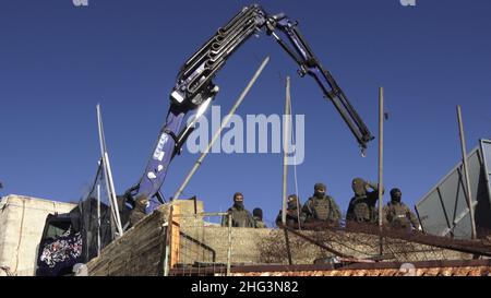 Jérusalem, Israël.17th janvier 2022.Des membres des forces de sécurité israéliennes gardent le bâtiment de la maison familiale d'un palestinien, Salhiya, qui est exigé pour être libéré dans le quartier de Sheikh Jarrah le 17 janvier 2021 à Jérusalem, Israël.La famille de Salhiya fait face à une menace d'expulsion depuis 2017, lorsque le terrain où se trouve sa maison a été alloué à la construction d'une école.Le quartier palestinien de Sheikh Jarrah est actuellement au centre d'un certain nombre de conflits de propriété entre Palestiniens et Israéliens juifs de droite.Certaines maisons ont été occupées par des colons israéliens suivants Banque D'Images