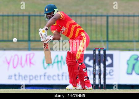 Kandy, Sri Lanka.18th janvier 2022.Regis Chakabva joue un tir lors du deuxième match international de cricket d'une journée (ODI) entre le Sri Lanka et le Zimbabwe au Pallekele International Cricket Stadium de Kandy le 18th janvier 2022.Viraj Kothalwala/Alamy Live News Banque D'Images