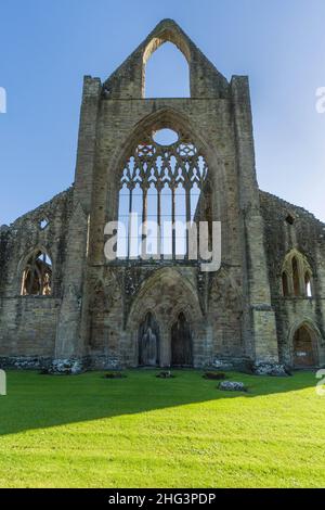 Abbaye de Tintern église de St. Mary, West End avec les fenêtres de Lancet, Monbucshire pays de Galles Royaume-Uni. Octobre 2021 Banque D'Images