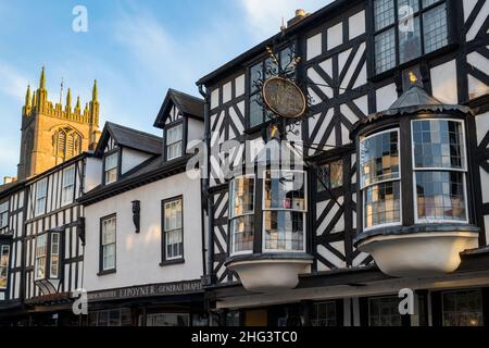 Bâtiments à pans de bois dans une grande rue.Ludlow, Shropshire, Angleterre Banque D'Images