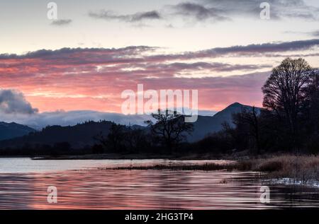 Ciel rouge au lever du soleil sur le lac Bassenthwaite, Lake District, Cumbria, Angleterre Banque D'Images