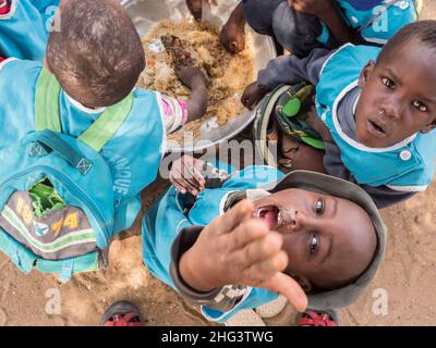 Sénégal, Afrique - Jan 2019: Les enfants sénégalais mangent ensemble à l'école de façon traditionnelle. Sénégal Afrique. Banque D'Images