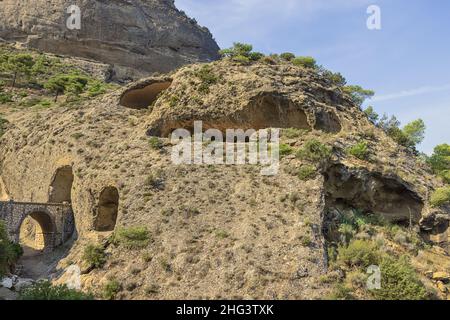 D'étranges formations rocheuses le long de la route d'accès de la voie du Roi, une célèbre traversée de la gorge du Rio Guadalhorce près des Ardales Banque D'Images