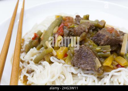 Bœuf sauté avec des légumes et des nouilles chinoises Banque D'Images