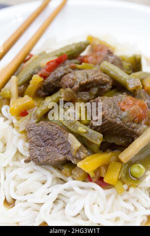 Bœuf sauté avec des légumes et des nouilles chinoises Banque D'Images