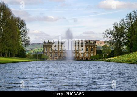 Fontaine de l'empereur et étang du canal dans le domaine de Chatsworth House, la maison en arrière-plan; Derbyshire, Royaume-Uni Banque D'Images