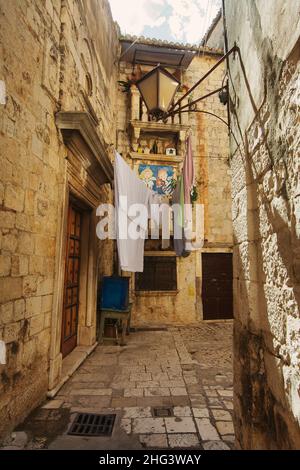 Rue étroite dans la ville historique de Trogir, Croatie.Destination du voyage.Ancienne rue étroite de la ville de Trogir, Croatie.Les ruelles de la vieille ville de Trogir Banque D'Images