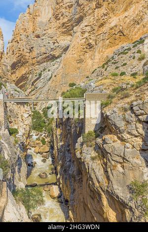 ÉDITORIAL : CAMINITO DEL REY, ARDALES, ANDALOUSIE, ESPAGNE, OCTOBRE 1ST,2021 - Un pont au-dessus de la gorge de Guadalhorce avec la voie du roi dans le backgro Banque D'Images