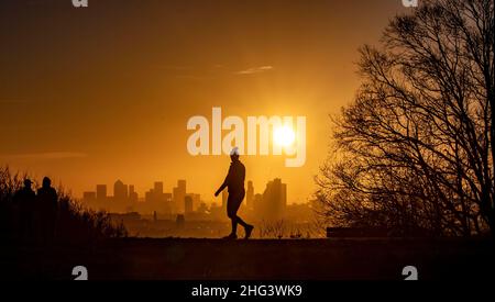 Pic shows : lever du soleil sur les gratte-ciel de Londres depuis Parliament Hill dans le nord de Londres 17.1.22 de nombreux marcheurs et joggeurs de tôt le matin se sont arrêtés pour apprécier un s. Banque D'Images