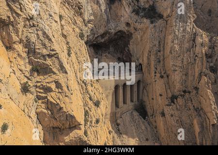 Deux tunnels du chemin de fer traversant la vallée de Guadalhorce, vus de la voie du roi Banque D'Images