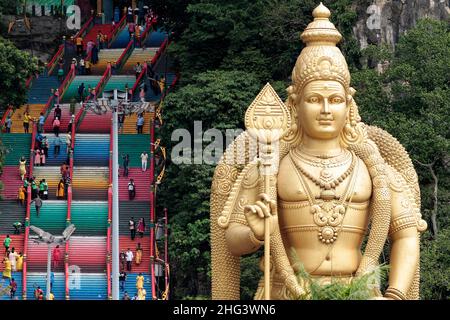 Gombak, Selangor, Malaisie.18th janvier 2022.Les dévotés hindous et les visiteurs ont commencé à se rassembler au temple Swamy Sri Subramaniar dans les grottes de Batu,Désireux d'accomplir leurs voeux et d'offrir des prières le 18 janvier 2022.cette année, le Thaipusam a été célébré avec modération sous les SOP strictes Covid-19 avec moins d'un quart de la foule habituelle étant présent.ce festival est dédié à Lord Murugan, quand les fidèles cherchent le repentir.La pénitence peut être témoin par des actes d'auto-mortification dans une cérémonie élaborée, où les hommes portent le kavadi, tandis que les femmes portent le kudam paal (pots de lait).Thaipusam est Banque D'Images