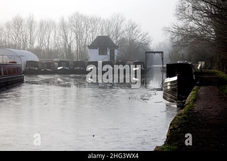 Le canal de Stratford-upon-Avon à Wootton Wawen en brouillard hivernal, Warwickshire, Angleterre, Royaume-Uni Banque D'Images