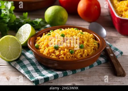 Riz mexicain traditionnel servi avec des pois verts sur une table en bois Banque D'Images