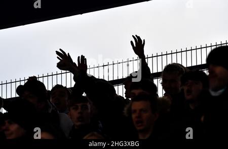 MK Dons des fans lors de la Sky Bet League un match entre Portsmouth et Milton Keynes Dons à Fratton Park , Portsmouth, Royaume-Uni - 15th janvier 2022 - usage éditorial uniquement.Pas de merchandising.Pour les images de football, les restrictions FA et Premier League s'appliquent inc. Aucune utilisation Internet/mobile sans licence FAPL - pour plus de détails, contactez football Dataco Banque D'Images