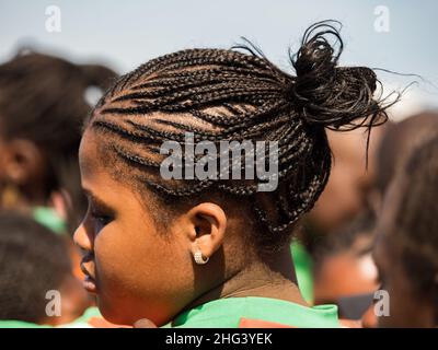 Sénégal, Afrique - Fév, 2019: Coiffure africaine. Banque D'Images