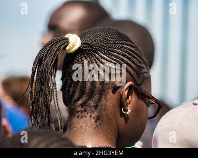 Sénégal, Afrique - Fév, 2019: Coiffure africaine. Banque D'Images