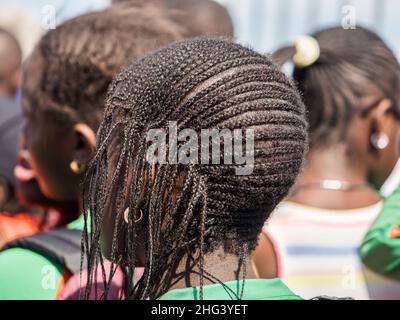 Sénégal, Afrique - Fév, 2019: Coiffure africaine. Banque D'Images