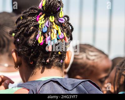 Sénégal, Afrique - Fév, 2019: Coiffure africaine. Banque D'Images