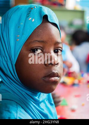 Sénégal, Afrique - janvier 2019 : portrait d'une petite fille noire dans l'uniforme scolaire.Sénégal Afrique. Banque D'Images