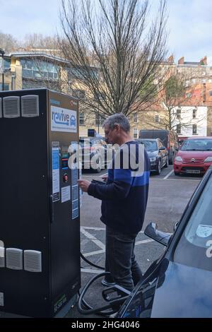 Le conducteur paie pour charger sa voiture à un point de recharge EV à bristol, en Angleterre Banque D'Images