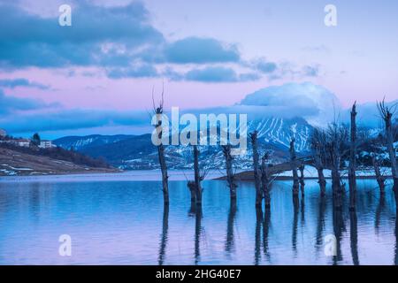 Lac Campotosto, Parc national de Gran Sasso et Monti della Laga, Abruzzes, Italie, Europe Banque D'Images