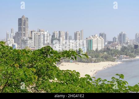 Vue sur Mumbai City Skyline et Chowpatty Beach depuis Kamala Nehru Park, Mumbai, Maharashtra, Inde, Asie du Sud Banque D'Images