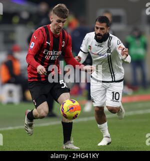 Stade San Siro, Milan, Italie, 17 janvier 2022,Alexis Saelemaekers (AC Milan) en action alors qu'il est contesté par Daniele Verde (Spezia Calcio) pendant Banque D'Images