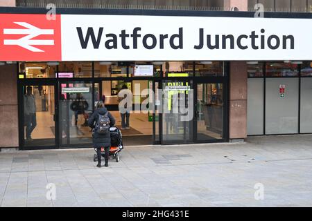 Watford Junction est une gare qui dessert Watford, dans le Hertfordshire.La gare se trouve sur la West Coast main Line Banque D'Images