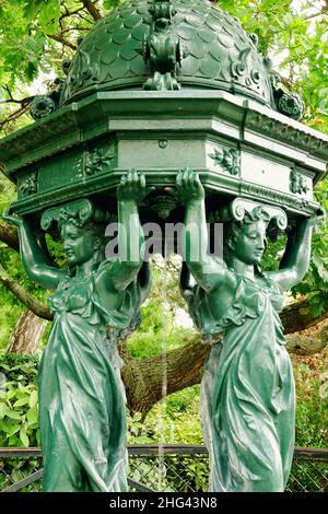 Fontaine Wallace, fontaines publiques de la ville de Paris, en France, avec deux sculptures en fonte de caryatides Banque D'Images