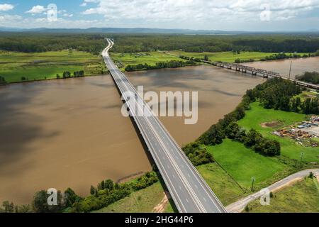 Vue aérienne du pont Pacific Highway au-dessus de la rivière Hastings près de Port Macquarie, Nouvelle-Galles du Sud, Australie. Banque D'Images