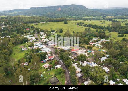 Vue aérienne de Nimbin, une petite ville des rivières du Nord rendue célèbre comme un point d'accès pour les hippies et la contre-culture. Banque D'Images