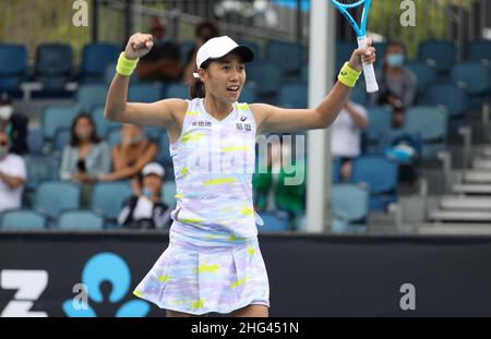 Melbourne, Australie.18th janvier 2022.Zhang Shuai de Chine réagit après avoir remporté le premier match des femmes célibataires contre Viktorija Golubic de Suisse à l'Open d'Australie à Melbourne Park, à Melbourne, en Australie, le 18 janvier 2022.Credit: Bai Xuefei/Xinhua/Alay Live News Banque D'Images