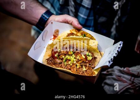 Serveur servant un repas de taco au client Banque D'Images
