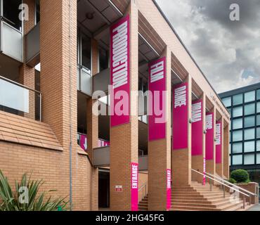 Détail du Conservatoire royal d'Écosse, avec des bannières représentant la musique, la production, la danse, le théâtre, le film et l'éducation Banque D'Images