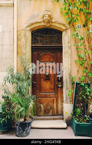 Porte en bois avec de nombreuses plantes dans le quartier du Panier de Marseille, ville du Sud de la France Banque D'Images