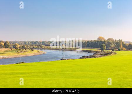 L'ancienne rivière hollandaise IJssel dans la province de Gelderland près de la ville de Zutphen pendant l'automne Banque D'Images