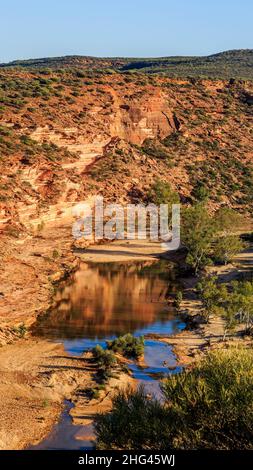 Vue sur l'eau jusqu'au promontoire de grès rouge et blanc tumblagooda, parc national de Kalbarri, Australie occidentale Banque D'Images