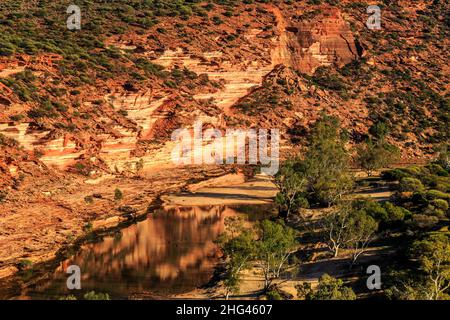 Escarpement de grès rouge et blanc à bandes tumblagooda dans la gorge de la rivière Murchison au parc national de Kalbarri Banque D'Images