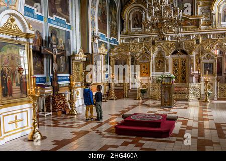 Kazan, Russie - 21 septembre 2019 : intérieur de l'église orthodoxe russe près du Kremlin avec deux enfants et de nombreuses icônes et peintures et grands Banque D'Images