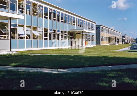 Nouvelles unités industrielles modernes à Crawley 'New Town', West Sussex, Angleterre, Royaume-Uni en 1960s.La zone commerciale et industrielle était principalement concentrée au nord du centre-ville autour de Fleming Way, développée pour créer des emplois dans la «nouvelle ville» d’après-guerre.Depuis cette période, la région a subi des changements et une modernisation massifs.Après la Seconde Guerre mondiale, afin de relocaliser ceux qui vivent dans des logements pauvres ou bombardés à Londres, un grand nombre de personnes et d'emplois ont été déplacés dans de nouvelles villes autour de la se Angleterre et Crawley en était une : une photographie vintage de 1960s. Banque D'Images